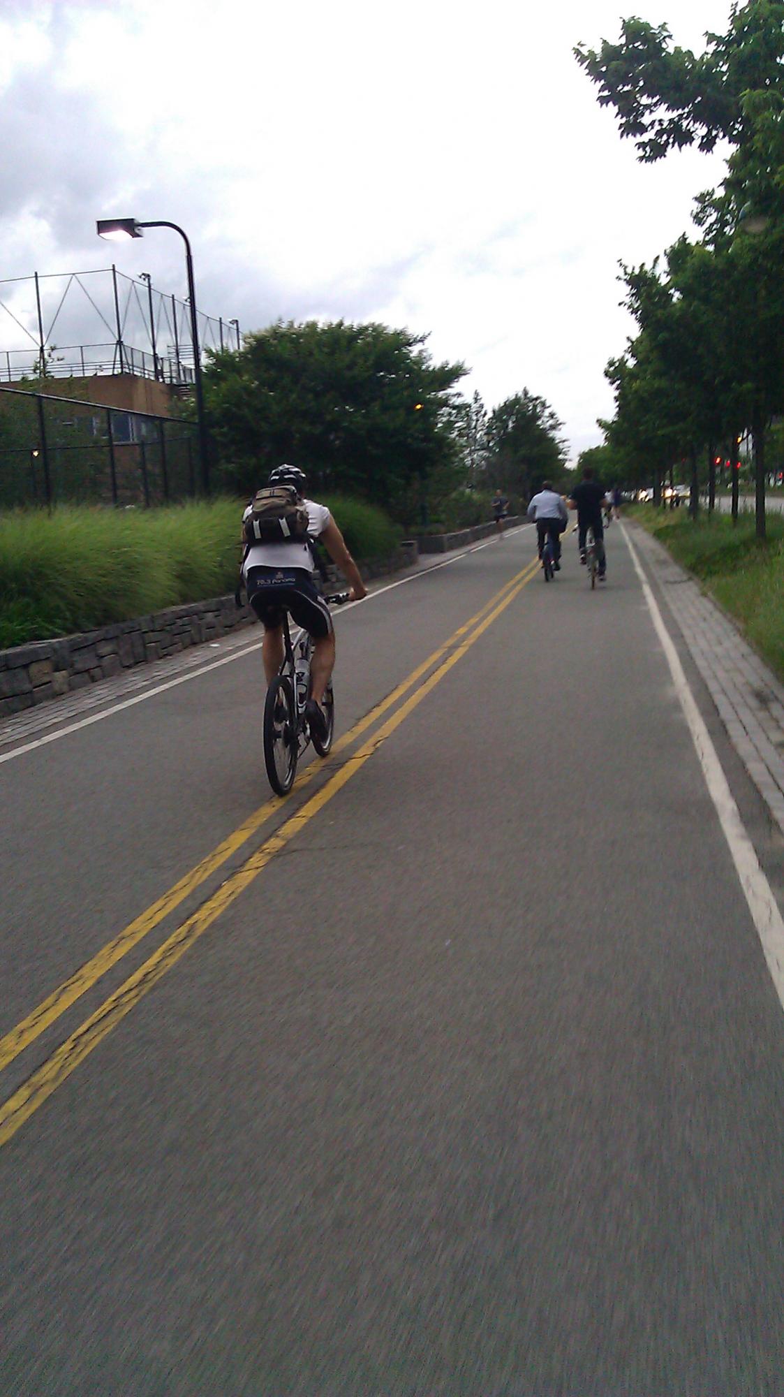 ciclisti nella pista lungo l'hudson river